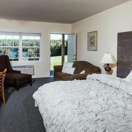 Crescent Lake Inn And Suites Wolfeboro Exteriör bild